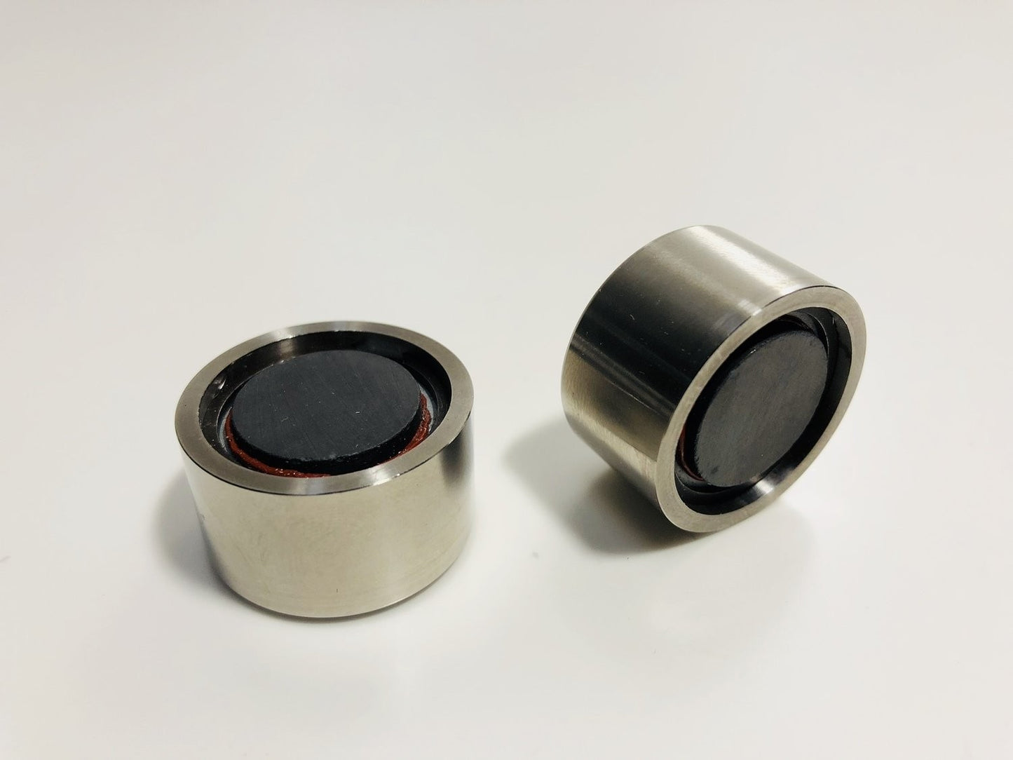 Beringer Titanium Pistons with Magnets