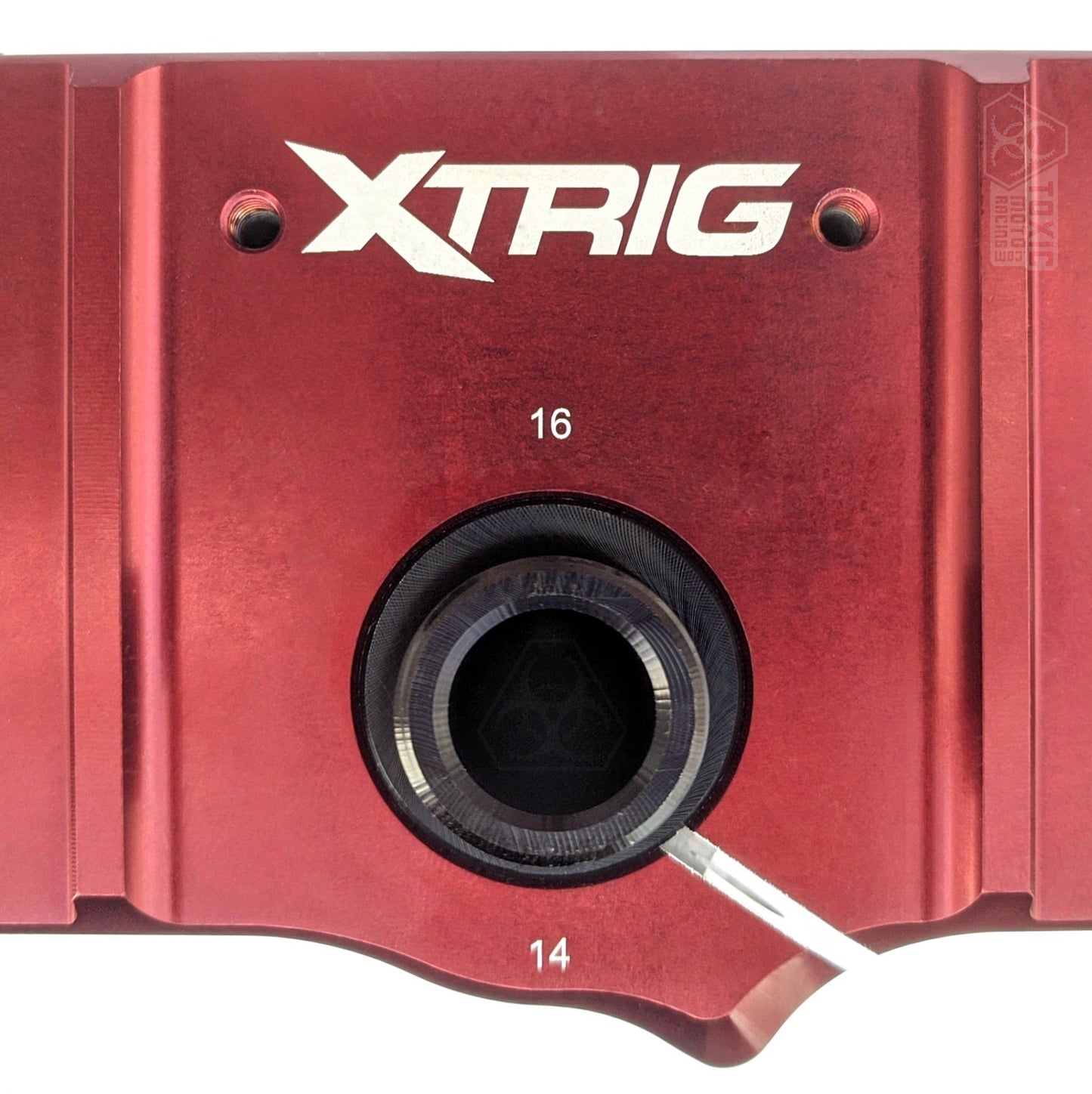 An eccentric stem provides two positions for adjusting the offset. The KTM Supermoto offsets are 14mm and 16mm.